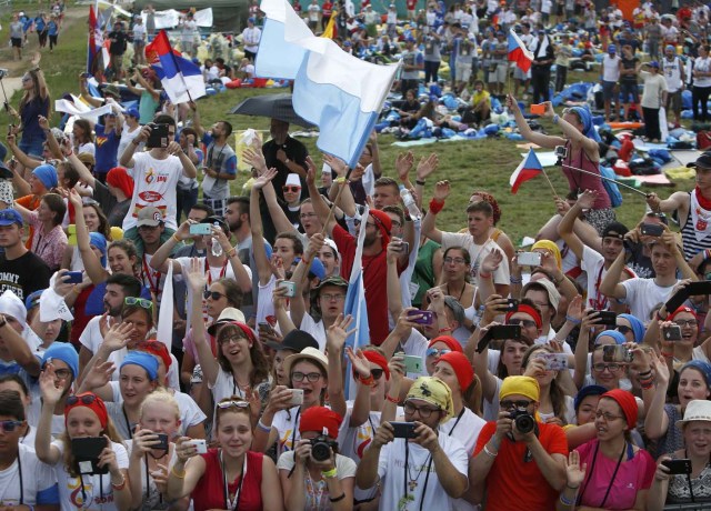 Faithful greet Pope Francis as he arrives to the Campus Misericordiae during World Youth Day in Brzegi near Krakow, Poland July 31, 2016. REUTERS/David W Cerny