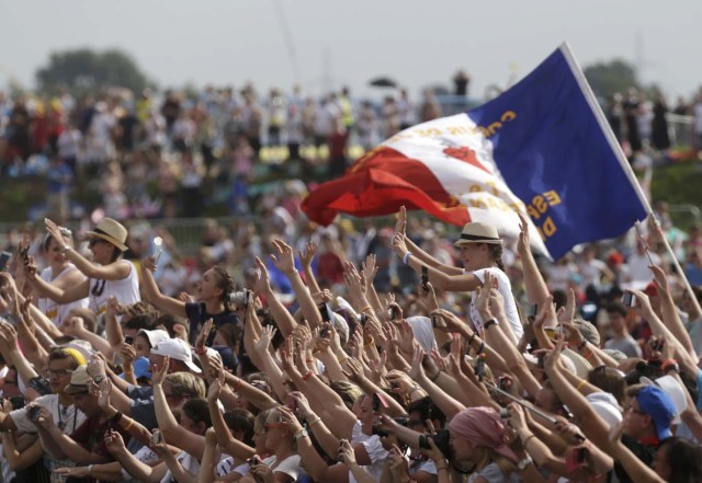 Faithful greet Pope Francis as he arrives to the Campus Misericordiae during World Youth Day in Brzegi near Krakow, Poland July 31, 2016. REUTERS/David W Cerny