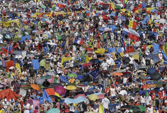 Faithful attend a mass lead by Pope Francis at the Campus Misericordiae during World Youth Day in Brzegi near Krakow, Poland July 31, 2016. REUTERS/David W Cerny