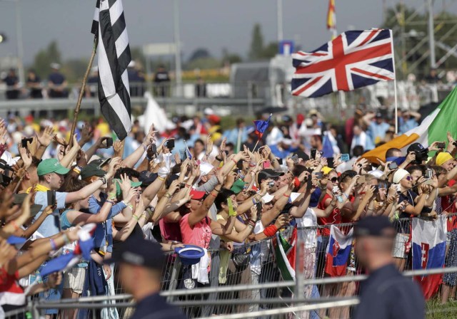 Faithful greet Pope Francis as he arrives to the Campus Misericordiae during World Youth Day in Brzegi near Krakow, Poland July 31, 2016. REUTERS/David W Cerny