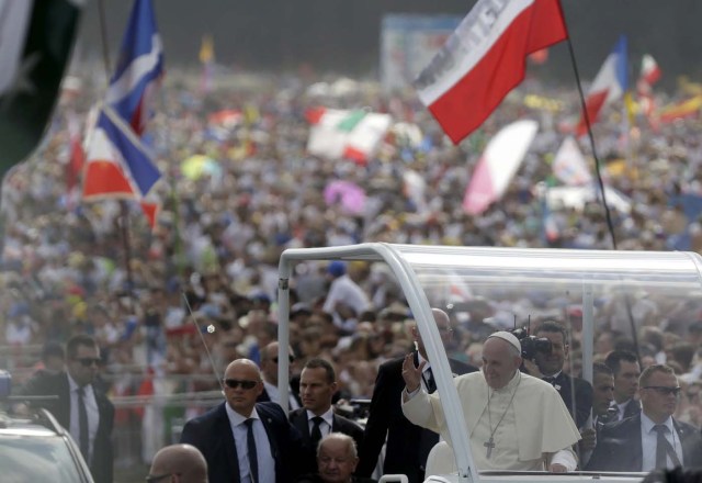 Pope Francis greets faithful as he arrives to the Campus Misericordiae during World Youth Day in Brzegi near Krakow, Poland July 31, 2016. REUTERS/David W Cerny