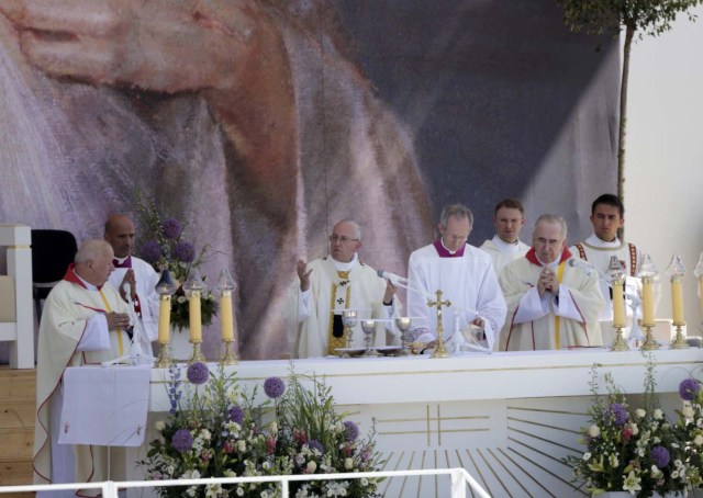 Pope Francis (C) speaks to clergy members after a mass at the Campus Misericordiae during World Youth Day in Brzegi near Krakow, Poland July 31, 2016. REUTERS/David W Cerny