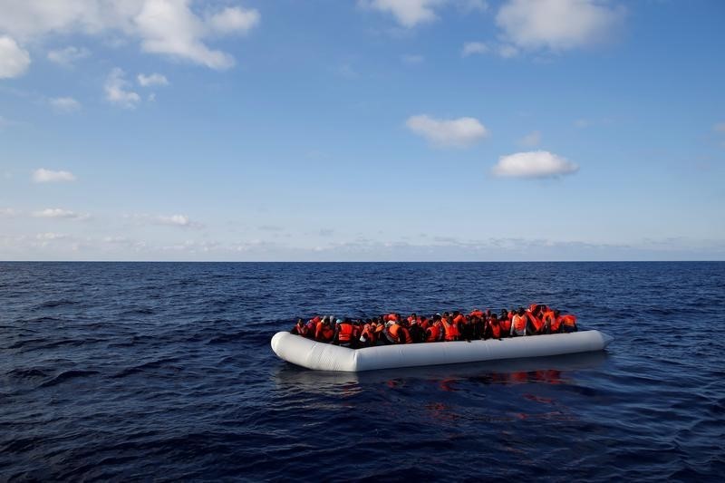 Hallan 13 migrantes muertos en una barca en el Mediterráneo
