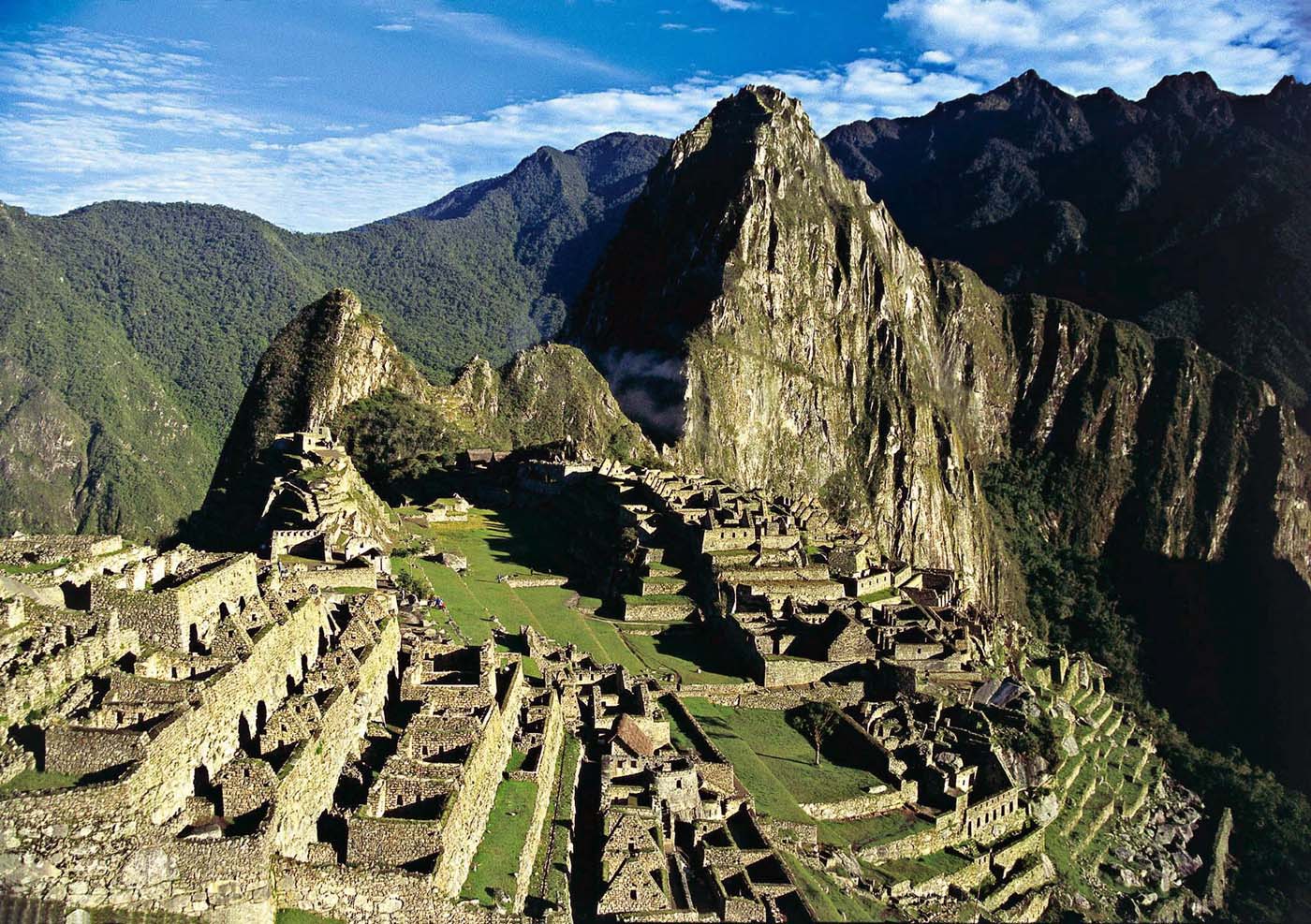 Tragedia en Machu Pichu luego que minivan con turistas a bordo cayera a un abismo de 100 metros