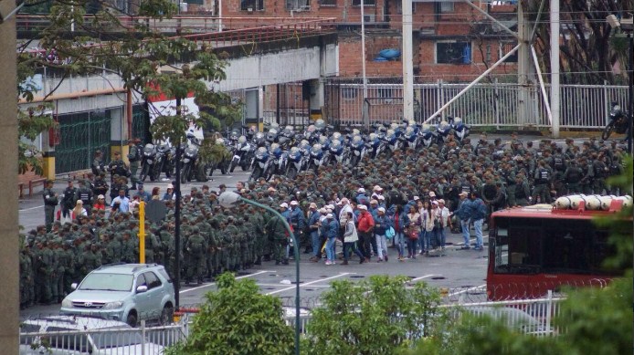 LA FOTO: Impresionante batallón de soldados custodiaba Bicentenario de Terrazas del Ávila