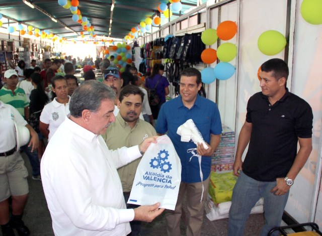 Alcalde-Miguelcocchiola-feria-escolar-alcaldia