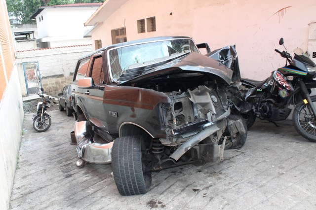 CAMIONETA CHOCADA ROBO