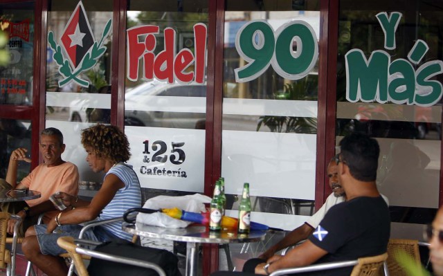 HAB101. LA HABANA (CUBA), 09/08/2016.- Varias personas toman cerveza hoy, martes 09 de agosto del 2016, en La Habana (Cuba), junto a un mensaje alusivo al cumpleaños 90 del líder de la revolución cubana Fidel Castro este próximo sábado 13 de agosto. EFE/Ernesto Mastrascusa