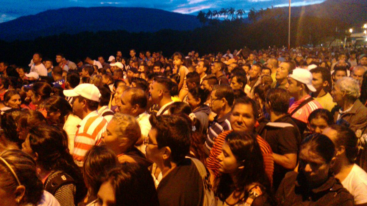 Largas colas desde la madrugada para cruzar la frontera hacia Colombia (fotos)