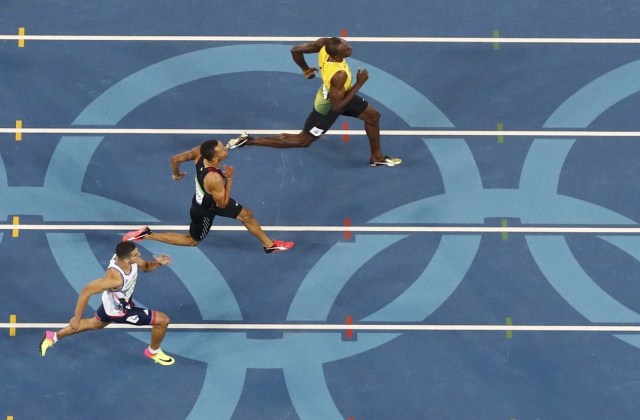 Foto del miércoles de Usain Bolt imponiéndose en su semifinal de los 200 mts, superando al canadiense Andre De Grasse y al británico Adam Gemili. Ago 17, 2016. Usain Bolt y Andre de Grasse serán los máximos favoritos en la final olímpica de los 200 metros de los Juegos de Río después de cruzar la línea juntos en las semifinales disputadas el miércoles, donde Justin Gatlin, medallista de plata en los 100 mts, y el jamaiquino Yohan Blake, no lograron clasificar. REUTERS/Fabrizio Bensch