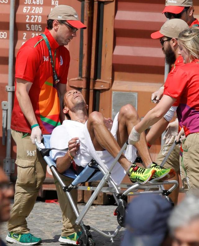 El francés Yohann Diniz (c) es asistido tras su participación en la prueba de 50km marcha de los Juegos Olímpicos de Río 2016, hoy 19 de agosto EFE/LAVANDEIRA JR
