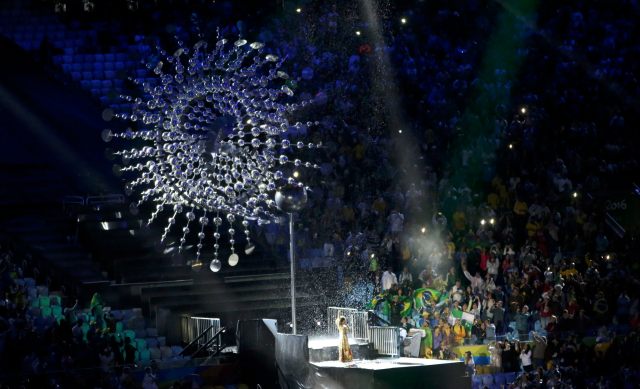 2016 Rio Olympics - Closing ceremony - Maracana - Rio de Janeiro, Brazil - 21/08/2016. The Olympic flame is extinguished as Mariene de Castro performs. REUTERS/Fabrizio Bensch FOR EDITORIAL USE ONLY. NOT FOR SALE FOR MARKETING OR ADVERTISING CAMPAIGNS.