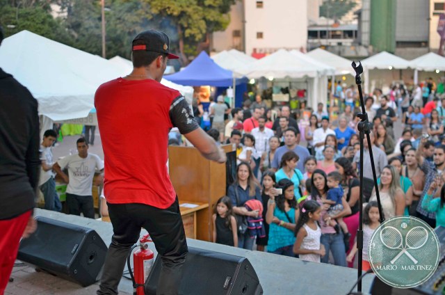 Grupo musical en tarima principal