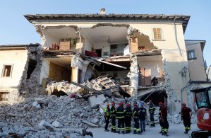 Equipos de rescate en Amatrice siguen buscando desaparecidos en el Hotel Roma