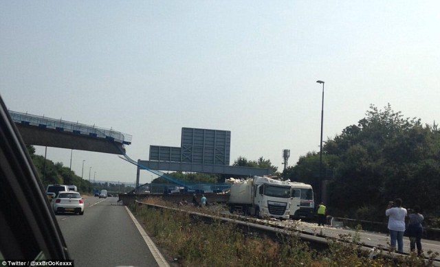 379FF01700000578-3761261-Pictured_a_pedestrian_bridge_over_a_motorway_has_collapsed_onto_-a-59_1472302178269