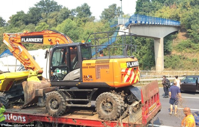 379FF67D00000578-3761261-Pictured_This_is_the_digger_that_crashed_into_the_bridge_causing-a-57_1472302178256