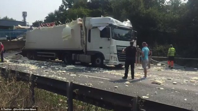 379FF92200000578-3761261-Pictured_A_lorry_container_s_roof_is_completely_ripped_off_after-a-61_1472302178341