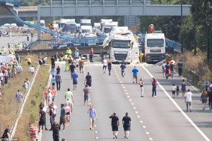 Puente peatonal se derrumba sobre autopista en Reino Unido (fotos)