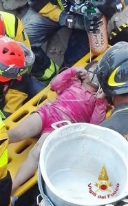 Niña murió en sismo, pero salvó a su hermana en Italia