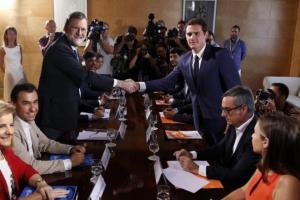 Rajoy firma con Ciudadanos un acuerdo insuficiente para su investidura