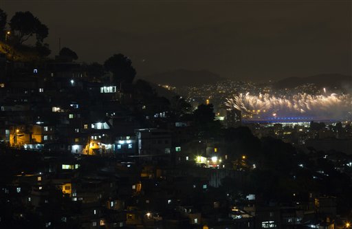 En esta imagen del 21 de agosto de 2016, con la favela de Morro dos Prazeres al fondo, fuegos artificiales estallan sobre el estadio de Maracaná durante la clausura de los Juegos Olímpicos de 2016 en Río de Janeiro, Brasil. (AP Foto/Leo Correa)