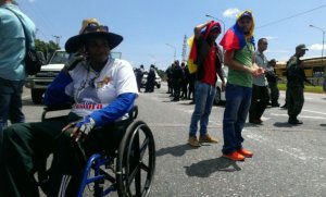 Tras una hora retenidos, GNB autorizó continuar a discapacitados que se dirigen a Caracas