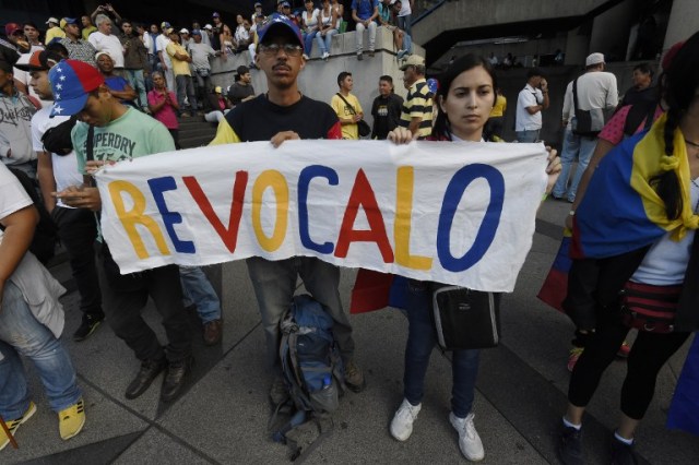 Opponents to Venenzuelan President Nicolas Maduro gather before a rally in Caracas on September 1, 2016 The Venezuelan opposition will require Thursday in the streets of Caracas, in what he hopes is a historic march, a recall referendum against President Nicolas Maduro, who will respond to the challenge with another rally, amid fears of outbreaks of violence. / AFP PHOTO / JUAN BARRETO