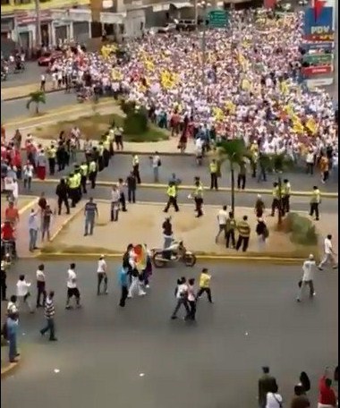 EL VIDEO que muestra la realidad venezolana… multitud de cambio y paupérrimos amedrentadores