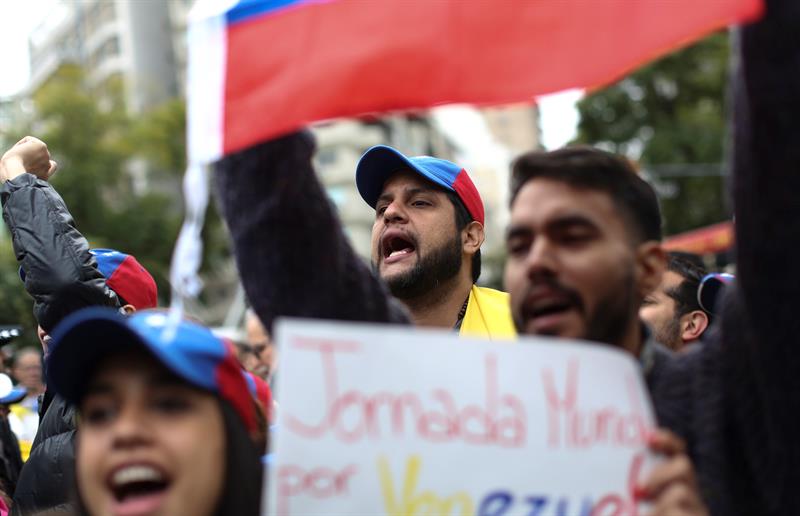 Centenares de venezolanos protestaron frente a la embajada en Buenos Aires para exigir Revocatorio (Fotos)
