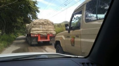 Alcaldesa es interceptada por militares por hacer fotos de gandolas con alimentos