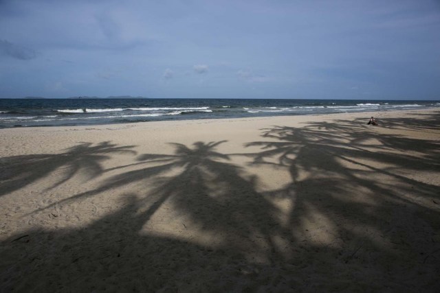 En esta imagen, tomada el 13 de septiembre de 2016, vista de Playa el Agua, casi vacía de turistas, en la isla de Margarita, en Venezuela. Aunque muchos venezolanos siguen pasando el fin de semana en la playa, pocos pueden permitirse comprar un billete de avión y reservar un hotel, lo que ha afectado a los negocios de la zona, que no tienen esperanzas de recuperación en el corto plazo. (AP Foto/Ariana Cubillos)