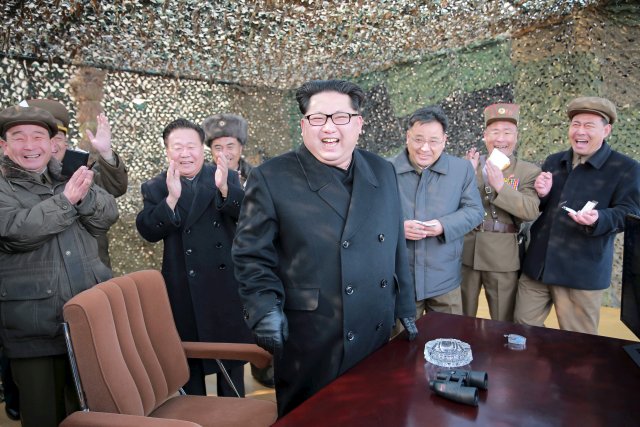 El líder norcoreano, Kim Jong Un, supervisó una prueba en tierra de un nuevo motor de cohetes para lanzar satélites, informaron el martes medios estatales de Corea del Norte, en la más reciente de una serie de pruebas vinculadas con misiles que el país ha realizado este año. En esta foto sin fecha distribuida por la agencia de noticias norcoreana KCNA, Kim Jong sonríe al asisitr a un ensayo de un nuevo sistema de lanzamiento de cohetes. REUTERS/KCNA