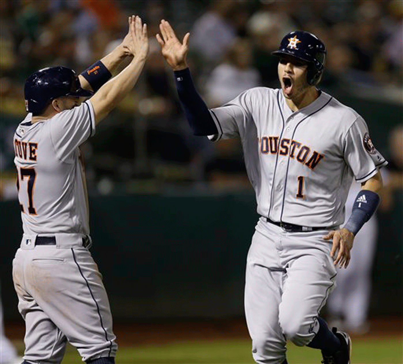 Altuve conecta hit 200 por tercera temporada consecutiva