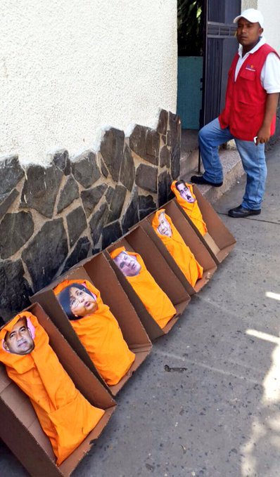 LA FOTO: Dejan cajas de carton decoradas frente a la casa del gobernador de Anzoátegui