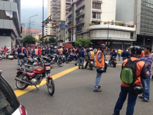Motorizados trancan la avenida Francisco de Miranda a la altura de Chacao #28S