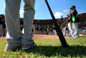 Béisbol venezolano desafía la crisis con temporada que promete grandes estrellas