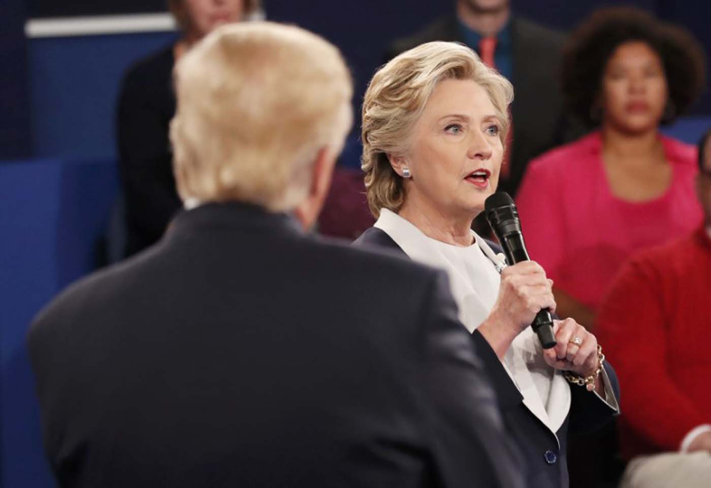 Clinton critica anuncio de pesquisa del FBI y Trump lo explota