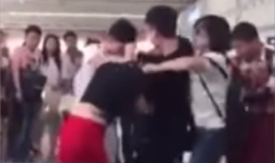 Mujer golpeó y desnudó a la amante de su marido en un aeropuerto (VIDEO)