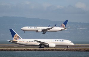 ¡Asqueroso! Avión de United Airlines es desviado y obligado a aterrizar por las heces de un pasajero
