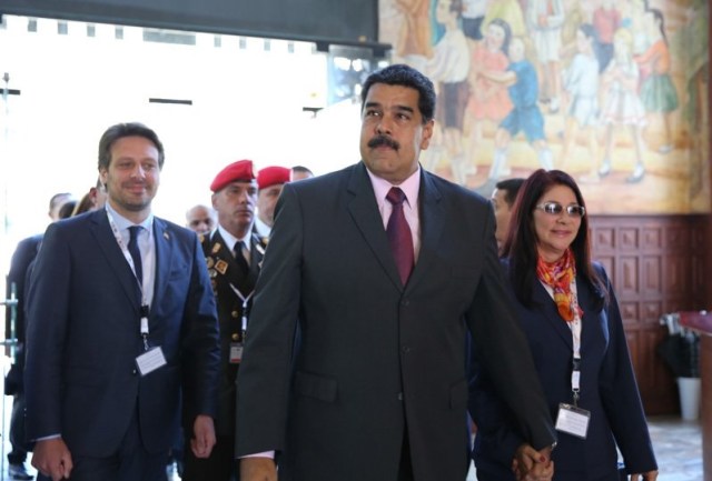 Nicolás Maduro y su esposa Cilia Flores a su llegado a Habitat III en Quito / @presidencialven