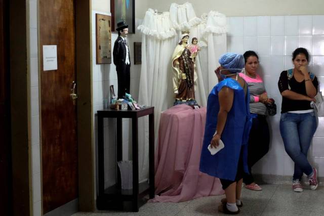  Una mujer reza en la unidad infantil de cuidados intensivos del Hospital Universitario en Mérida, Venezuela. Photo: marco bello/Reuters 