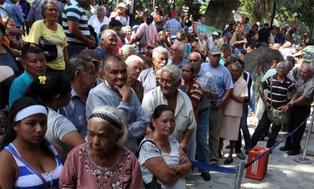 Perosnas de la tercera edad dicen que son víctimas de abusos verbales por parte de funcionarios de seguridad, trabajadores y personas jóvenes, se sienten menospreciados y desprotegidos. Foto: El Impulso