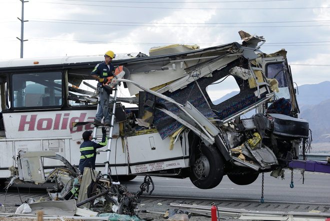 Al menos 13 muertos tras un accidente de autobús en California (Fotos)