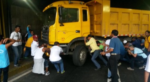 ¡Lo lograron! Varguenses abren la autopista Caracas-La Guaira y llegan a la Toma de Venezuela
