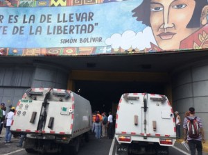 ¡Epa, Carneiro! Dos camiones de la GNB trancan el paso en el segundo boquerón de la Caracas-La Guaira
