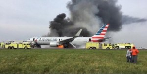 Avión de American Airlines se incendió minutos antes de despegar en Chicago (VIDEOS)