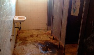 Así está el abandonado baño del Liceo Francisco Antonio Rísquez que apadrinó Mata Figueroa en su campaña