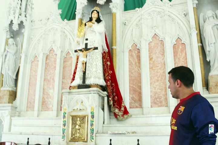 A los ladrones de corona de Santa Lucía los vieron en misa hace 10 días