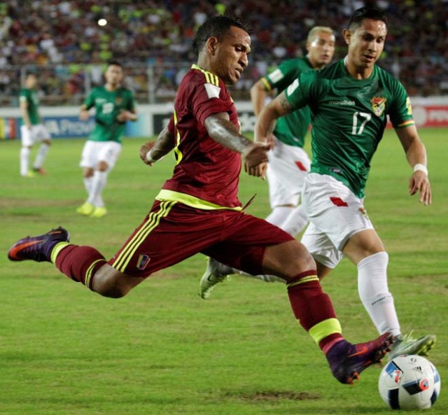 Football Soccer - Venezuela v Bolivia - World Cup 2018 Qualifiers - Monumental Stadium, Maturin, Venezuela - 10/11/16. Venezuela's Romulo Otero (10) and Bolivia's Marvin Bejarano (17) in action. REUTERS/Marco Bello