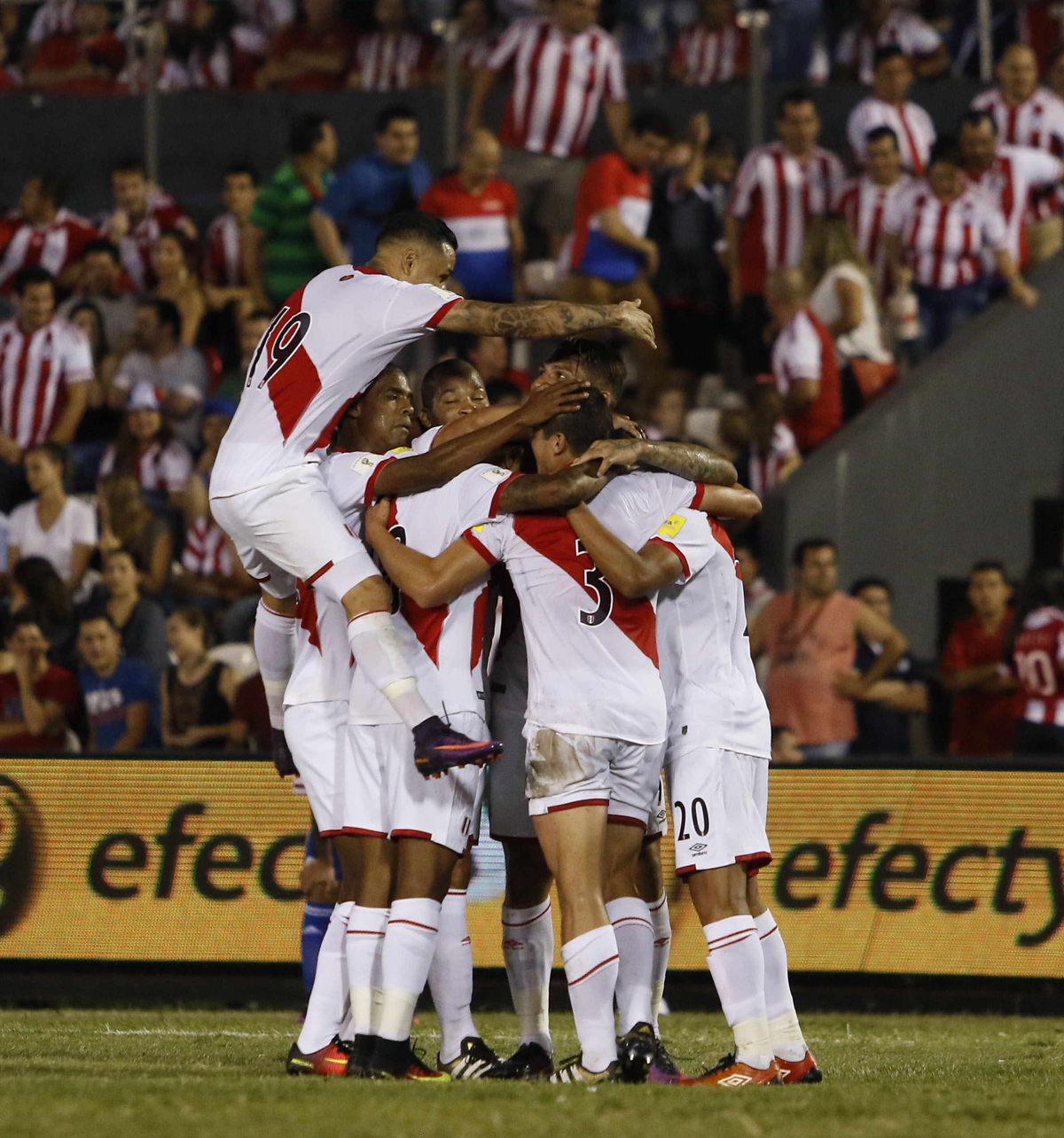 Perú ganó fuera de casa por primera vez en 12 años tras golear 4-1 a Paraguay